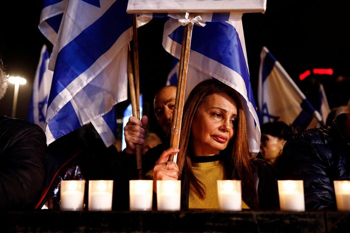 Een Israëlische vrouw houdt samen met tienduizenden anderen een minuut stilte na de dood van zeven gelovigen afgelopen vrijdag. Een Palestijn schoot hen dood na de sabbatviering.