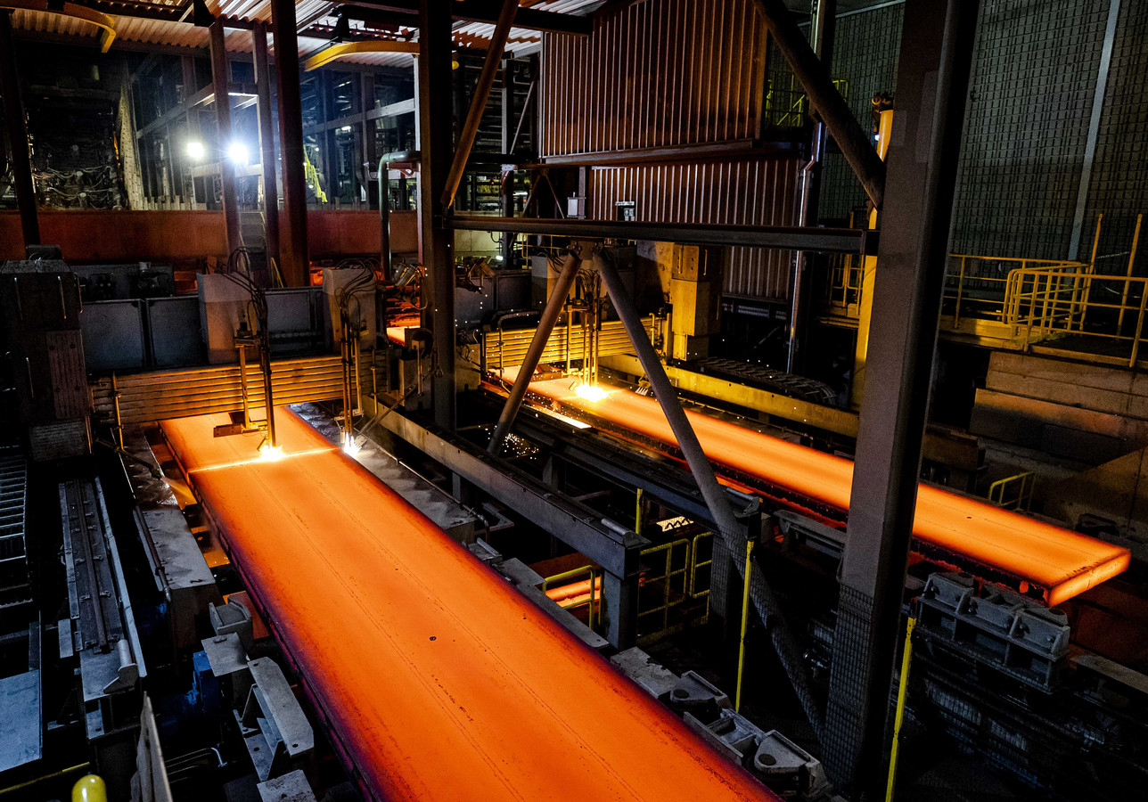 Dankzij de derde gieterij kan in IJmuiden ook meer staal geproduceerd worden.