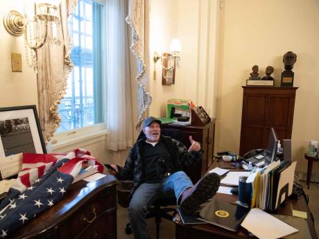 Capitoolbestormer die voet zette op bureau Pelosi krijgt 4,5 jaar