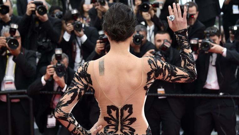 De Amerikaanse actrice Michelle Rodriguez arriveert in Cannes voor de screening van de film Mad Max: Fury Road. Beeld anp