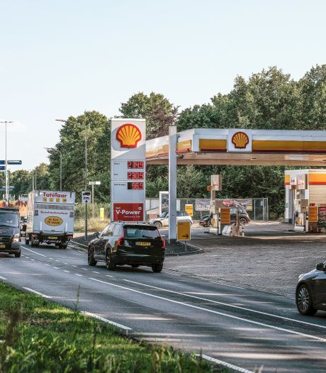 Nederlandse tankstations richten zich noodgedwongen op de shop: ‘Sinds de Duitse verlaging is het tanken echt minimaal’ 