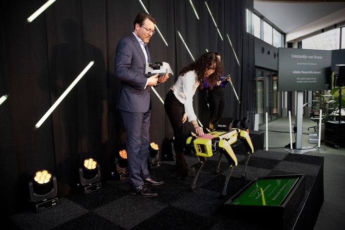 Prins Constantijn opent Neuron op de campus van TU/e. Hij werd begroet door robothond Spot.
