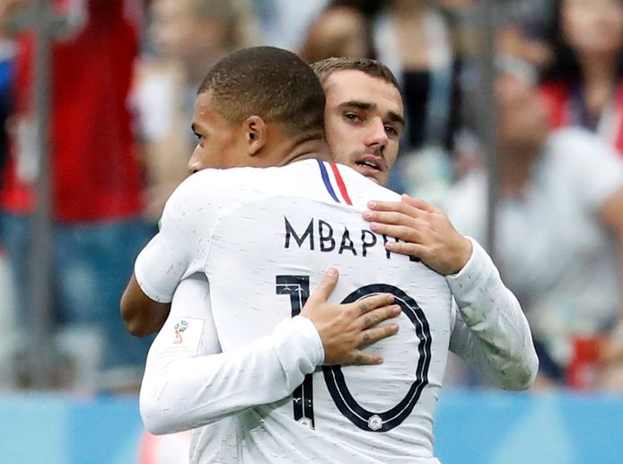 Kylian Mbappé scoorde de 0-2 in de WK-kwartfinale tegen Uruguay in het  Russische  Nizhny Novgorod. Hij krijgt felicitaties van Antoine Griezmann.