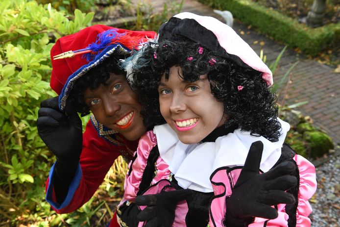 Schoorsteenpiet (rechts) is veel lichter van kleur dan z’n oudere broer, Zwarte Piet.