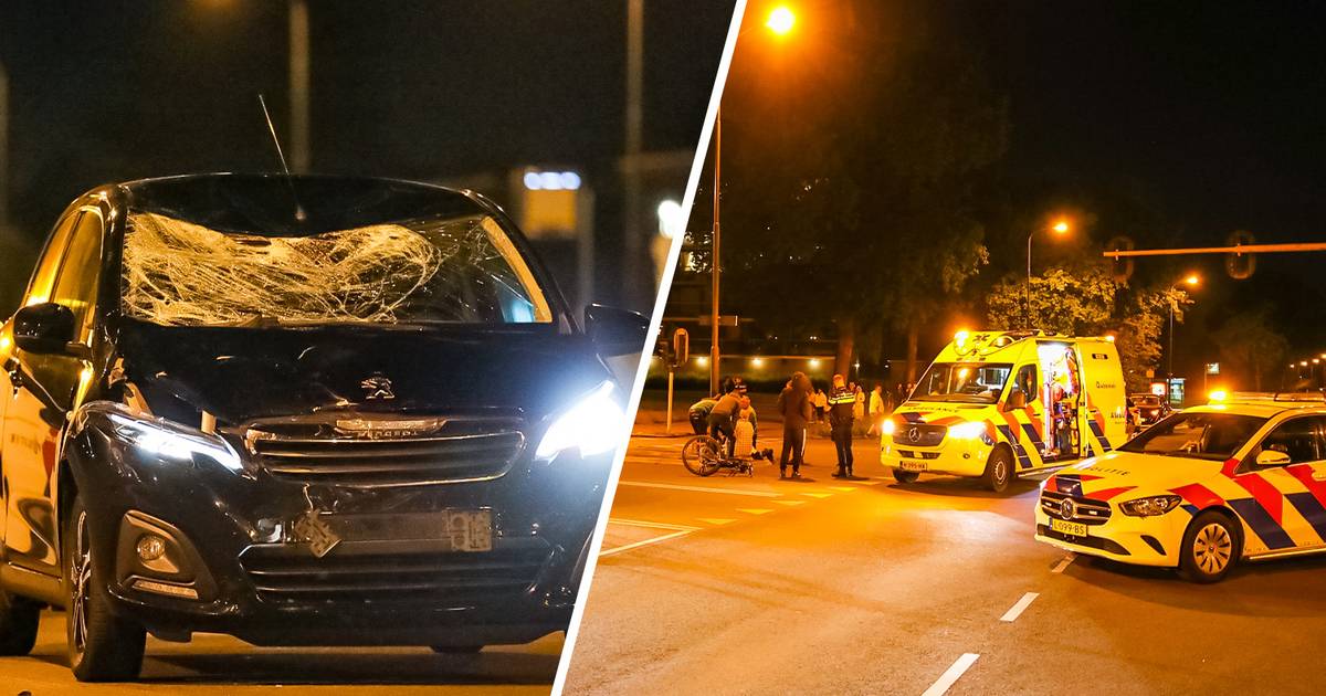 Ongeluk op kruising in Apeldoorn: twee fietsers gewond na aanrijding met auto.