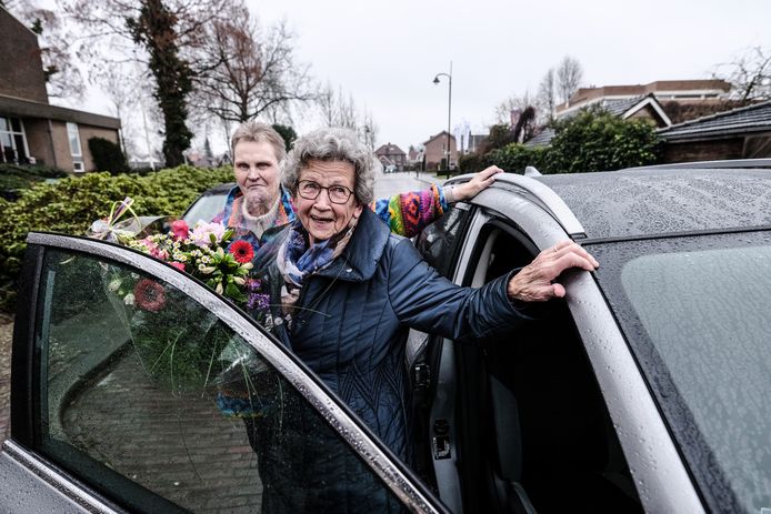 Mevrouw Riek te Morsche-Franck (91) gaat wekelijks met AutoMaatje naar de gym. Chauffeur is Ursela Rengelink. Ze krijgen een bloemetje omdat ze de 10.000ste rit maken.