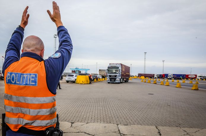 De truckers van Ramonas A. werkten onder meer in Zeebrugge. (illustratiebeeld)