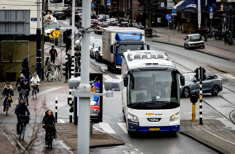 Zware touringcars worden vanaf 1 januari 2024 geweerd uit de binnenstad.  Beeld ANP
