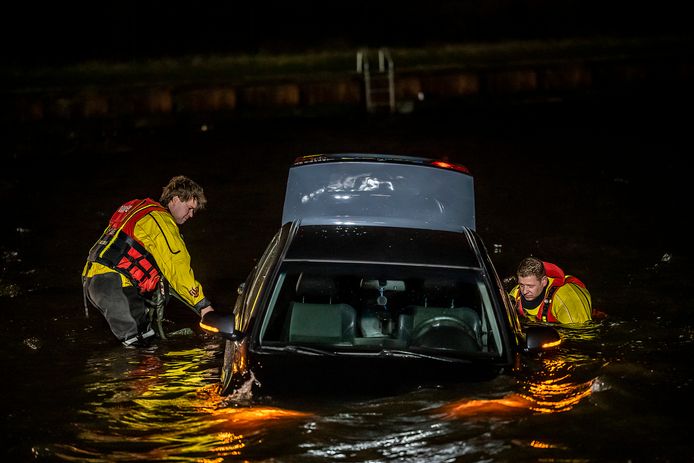 Een auto belandde woensdagavond in het Wilhelminakanaal in Tilburg