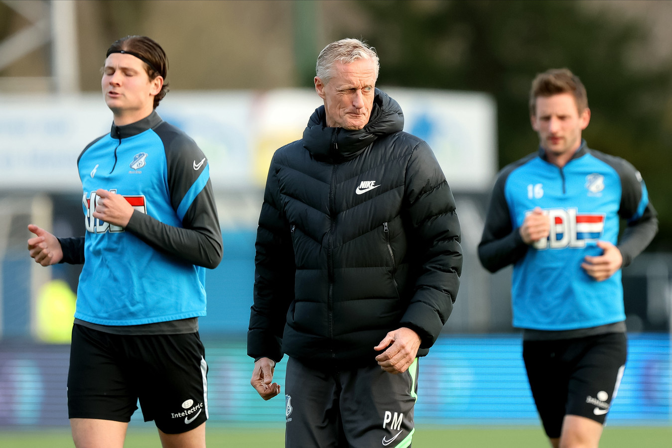 Assistent-trainer Pascal Maas (m) en naast hem twee spelers die meewerkten aan het spandoek, Maarten Peijnenburg (l) en Jens van Son (r)