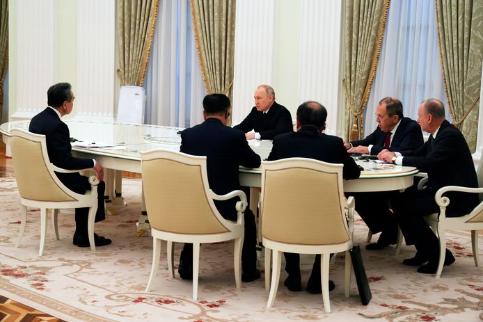 Poetin met Wang Yi tegenover hem tijdens de ontmoeting in het Kremlin.