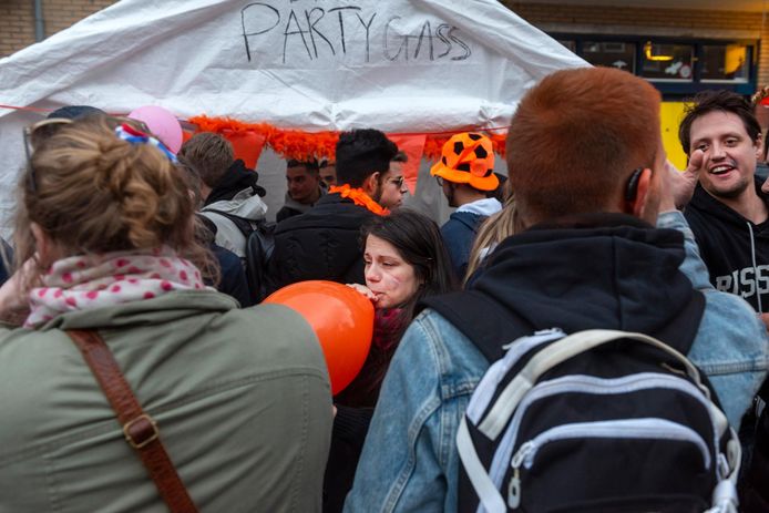 Op Koningsdag werd op veel plekken in Amsterdam lachgas verkocht.