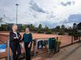 Tennisvereniging Wapenveld zou kunnen verplaatsen ten behoeve van parkeerplekken en een supermarkt, denken Hettie Schoonhoven en Jolanda Pierik. Zij zijn de voorzitters van de dorpsraad in Wapenveld.