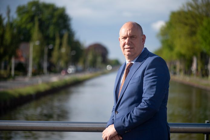 Gedeputeerde Bert Boerman wil de bewoners langs kanaal Almelo - De Haandrik toekomstperspectief bieden.