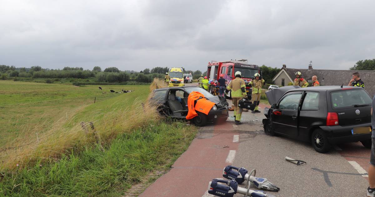 Verkeersongeval Tull en ’t Waal: drie personen naar het ziekenhuis
