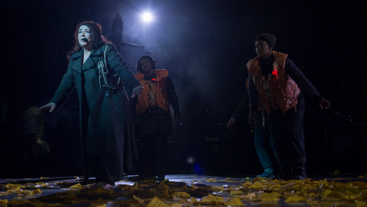 Kate Bush tijdens haar eerste optreden in 35 jaar in het Hammersmith Apollo theater in Londen. Beeld AP