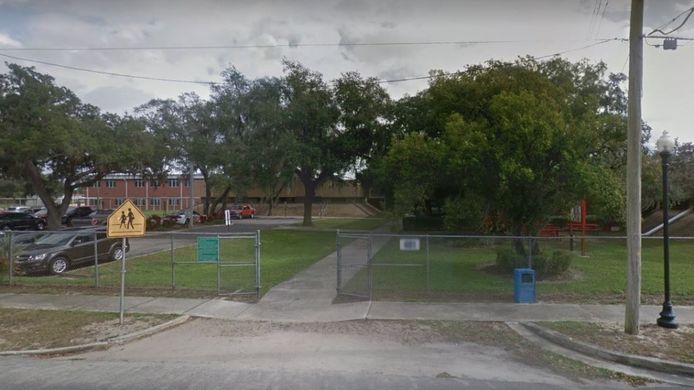 De Avon Park Middle School, waar de meisjes werden gearresteerd.