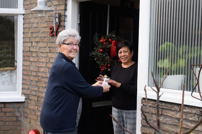 Mieke Mulder overhandigt Freek Schutten de kerstengel.