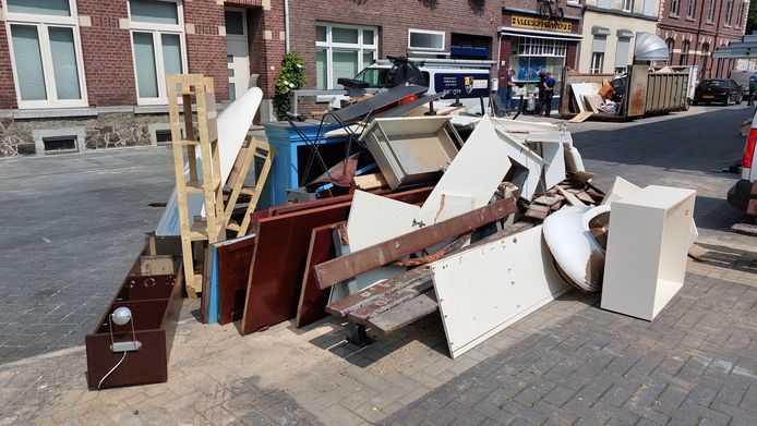 Her en der in Valkenburg staat huisraad langs de weg.