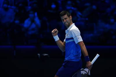 Djokovic wint ook tweede duel op ATP Masters en is groepswinnaar, Tsitsipas geeft forfait
