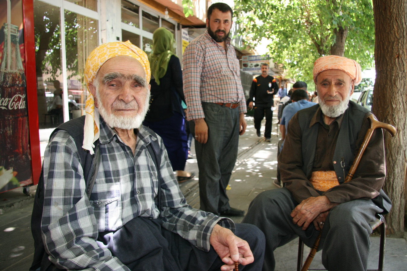 Werklozen en pensionados op de trottoirs in Koerdische stad Siirt. FOTO SLAWOMIRA KOZIENIEC