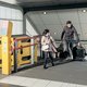 Mindervalide reizigers in de knel door langdurig kapotte liften op stations: ‘Kom perron niet op of af’