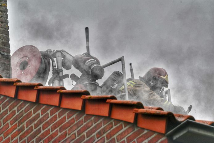In een twee-onder-een-kapwoning aan de Lokbossen in Reusel heeft dinsdagmiddag brand gewoed.