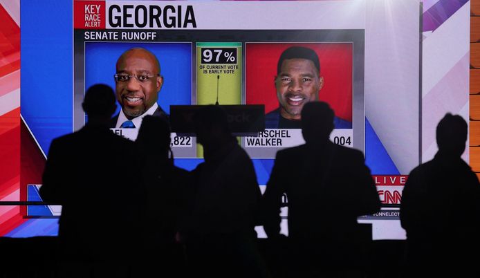 De Republikeinse ex-Americanfootballspeler Hershel Walker (rechts) neemt het in Georgia op tegen de uittredende senator, de Democraat Raphael Warnock.