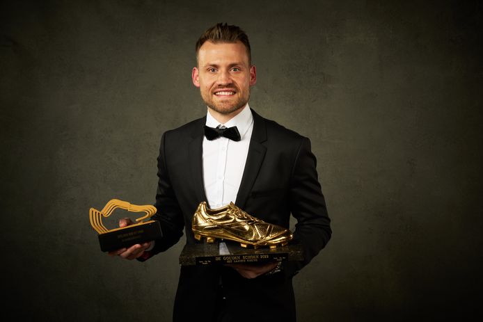 Mignolet met de hoofdtrofee en trofee van 'Beste doelman van het Jaar'.