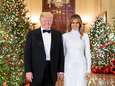 Kritiek op kerstportret Donald en Melania Trump: “Het lijken wel wassen beelden. Je voelt de spanning in de foto” 