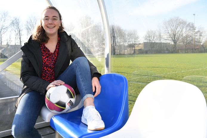 Als Hilde van der Bom (19) niet werkt in het ziekenhuis, vind je haar op de velden van Neerlandia'31.  'Soms raas ik echt door het veld'