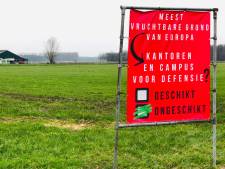 Boeren in kazernegebied Zeewolde gooien spandoeken en petitie in de strijd