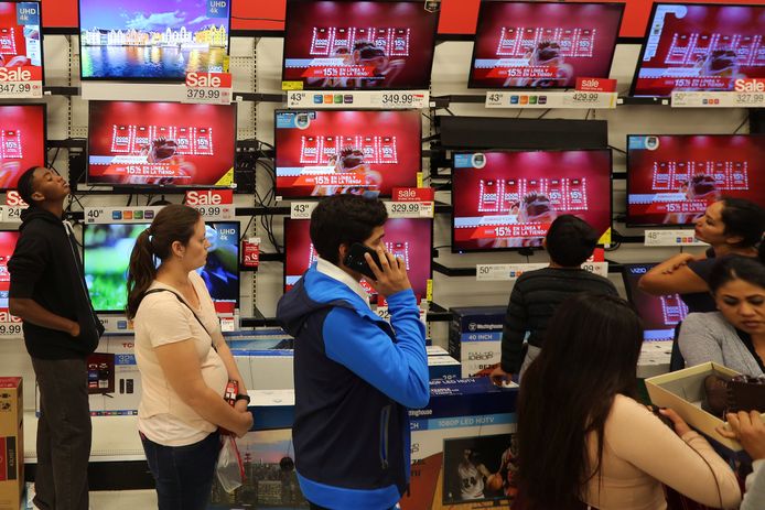 Shoppers in de elektro-afdeling van een winkel uit de Target-keten in het Amerikaanse Culver City, tijdens Black Friday vorig jaar.