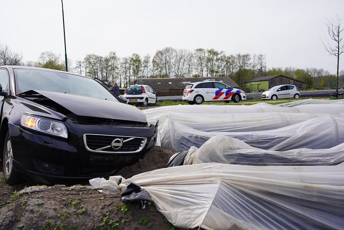 Auto belandt in aspergeveld in Rijen bij botsing.