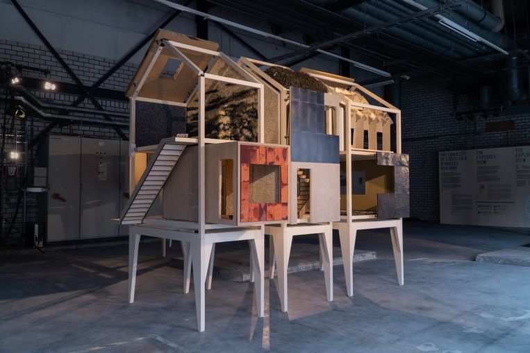 Het huis laat gebruik van allerlei materialen zien, zoals hennep en zeewier. En je mag alles aanraken. Beeld 