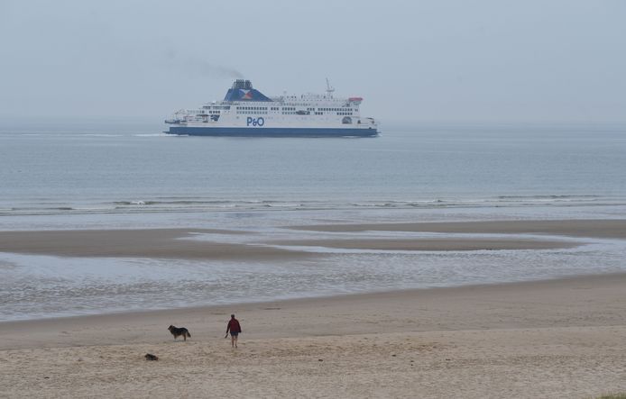 Strand in Pas-de-Calais waarvan migrantenboten vertrekken naar Engeland