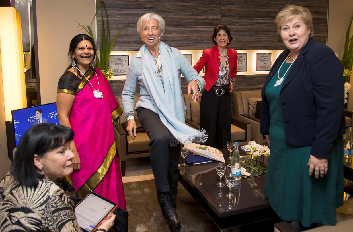 Zij zijn al in Davos: IMF-topvrouw Christine Lagarde (m) trapt een voetbal weg die ze even tevoren kreeg van de Noorse premier Erna Solberg (rechts). Beeld REUTERS