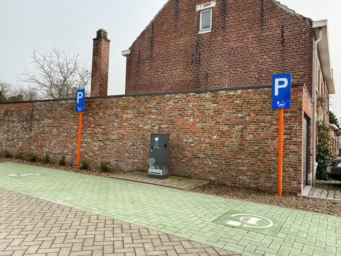 De laadpaal voor elektrische voertuigen op de parking in de Neerstraat
