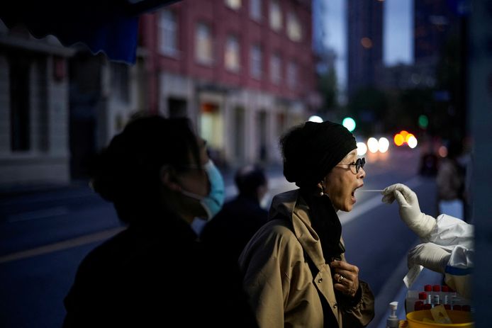 Een vrouw ondergaat een coronatest in Shanghai.