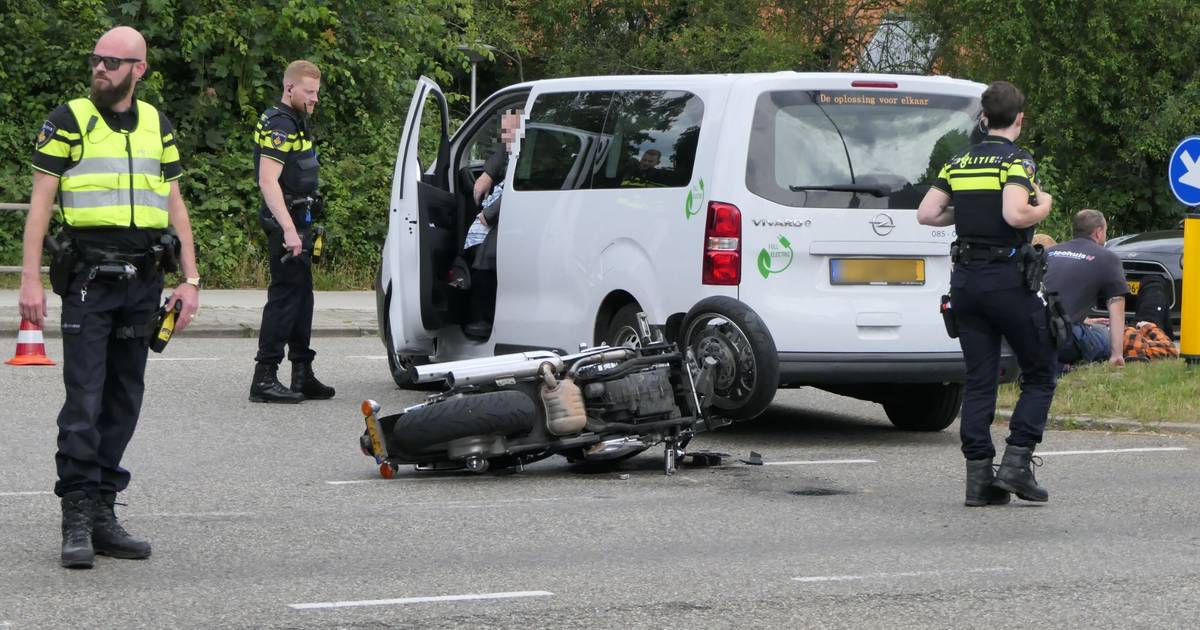 Motorrijder komt in botsing met busje in Zwolle en raakt gewond.