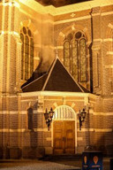 Grote rookwolken boven de Grote Kerk in Apeldoorn vrijdagavond.