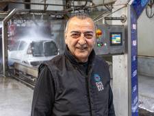 Geliefde ‘Nuri’ stopt na 40 jaar met autowassen in Zwolle: ‘Iedereen noemt mij zo, maar ik heet anders’