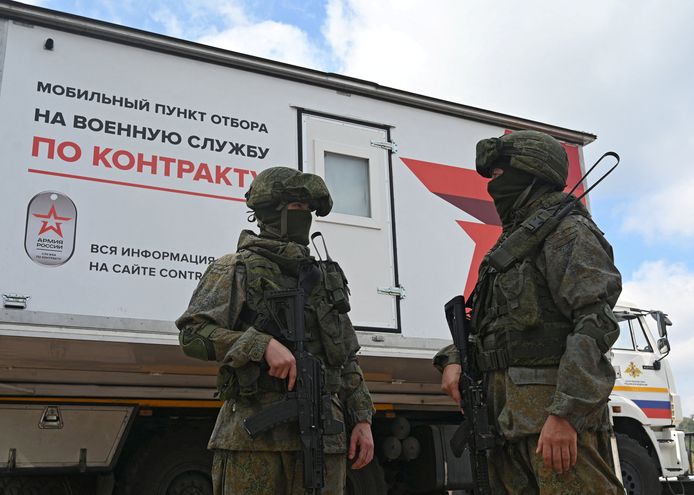 Российские солдаты в мобильном вербовочном центре.
