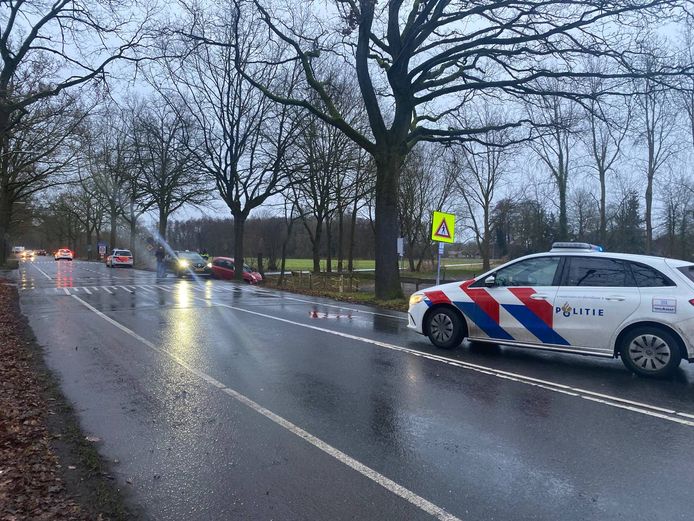 Auto belandt in sloot na ongeluk in Hengelo.