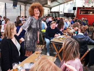 IN BEELD. Burgemeester Ruth (50) laat Tina Turner herleven, op jaren ’80 quiz: “Wens iedereen veel ‘Steamy Windows’ toe” 