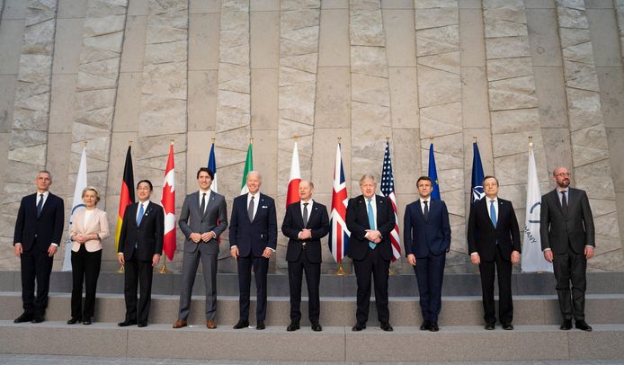 Staatshoofden en regeringsleiders van de G7, samen met NAVO-secretaris-generaal Jens Stoltenberg, Europees Commissievoorzitter Ursula Von der Leyen en Europees president Charles Michel.
