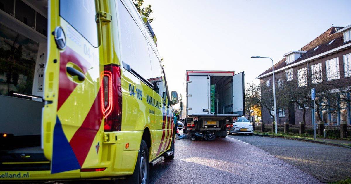 Brommerbestuurder glijdt onder vrachtwagen na aanrijding met auto in Zwolle.