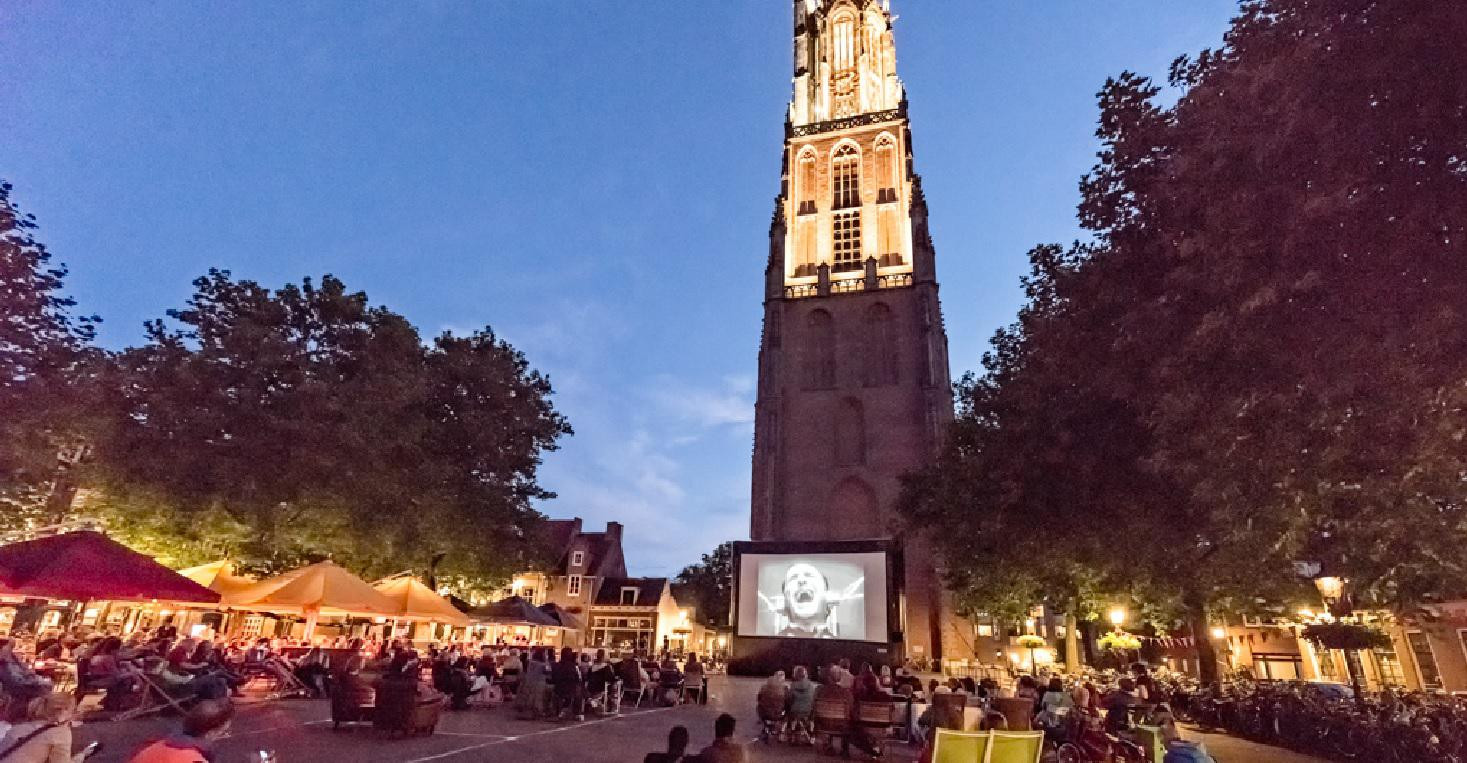 Eerste avondfilm onder de toren sfeervol zonder regen Foto AD.nl