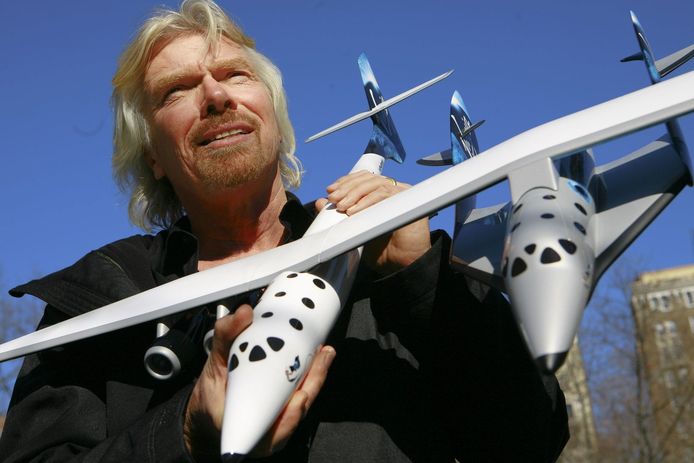 Richard Branson met het ontwerp van de 'Spaceship Two'. Archieffoto.