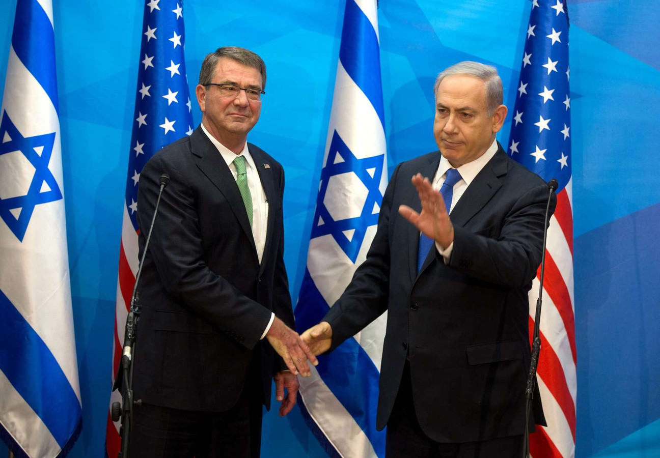 Le secrétaire américain à la Défense Ashton Carter et le Premier ministre israélien Benjamin Netanyahu